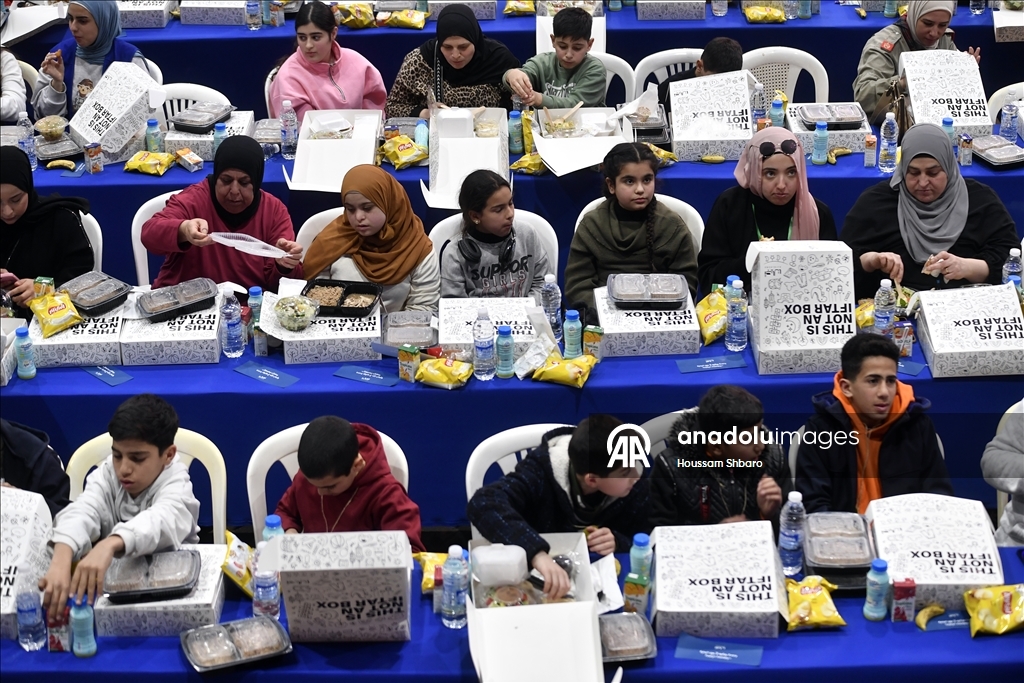 5700 صائم.. لبنان يقيم "أكبر مائدة إفطار رمضاني" بالعالم