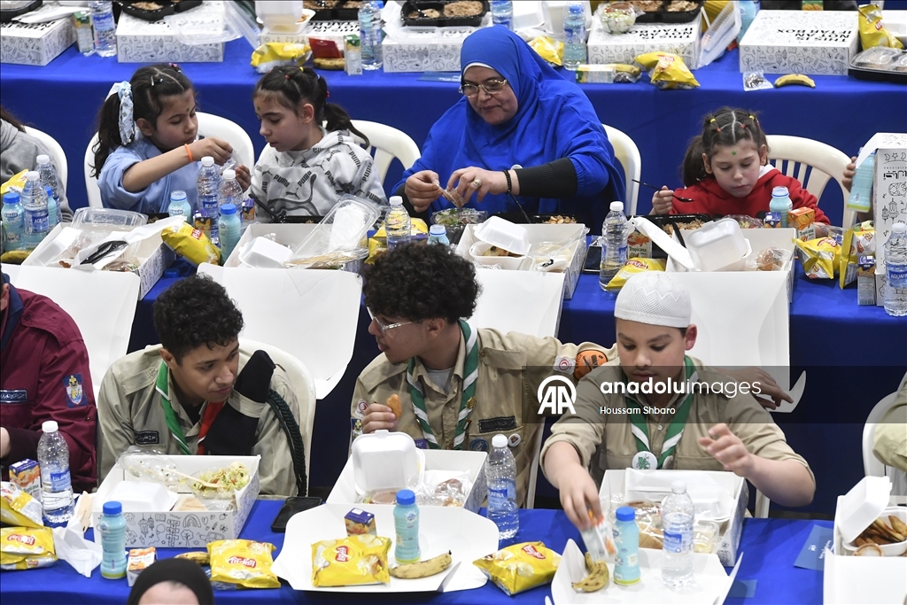 5700 صائم.. لبنان يقيم "أكبر مائدة إفطار رمضاني" بالعالم