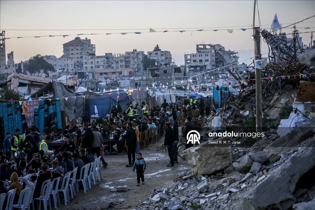 Gazze'de toplu iftar programı düzenlendi