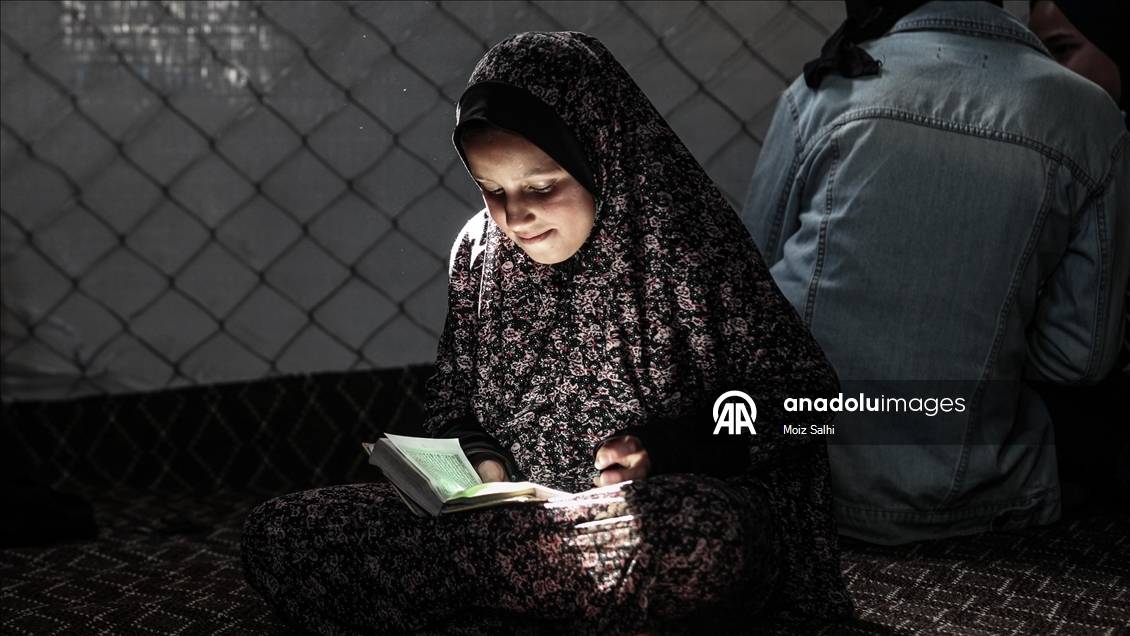 Filistinli çocuklar ramazan ayını yıkılan cami enkazında Kuran-ı Kerim okuyarak geçiriyor