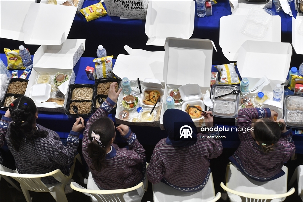 5700 صائم.. لبنان يقيم "أكبر مائدة إفطار رمضاني" بالعالم