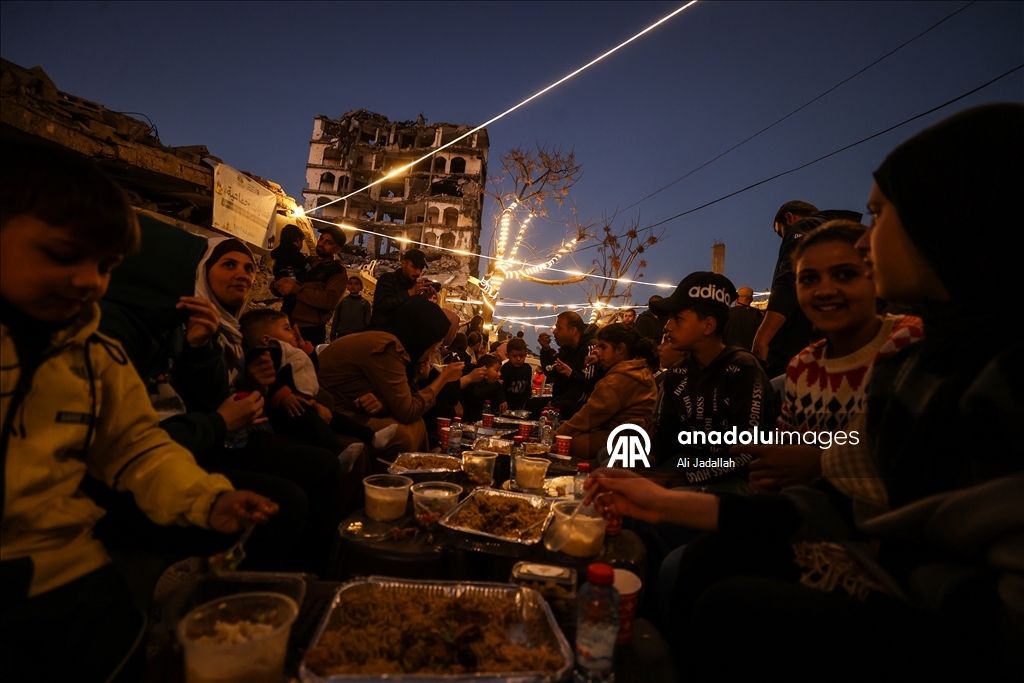Gazze'de toplu iftar programı düzenlendi