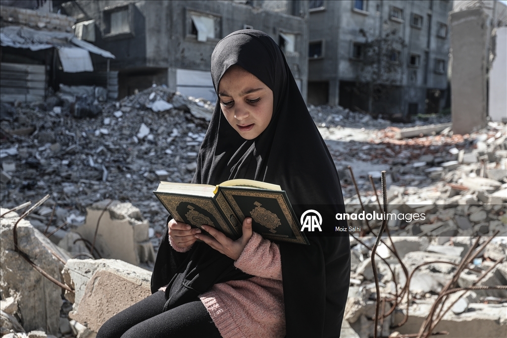 Filistinli çocuklar ramazan ayını yıkılan cami enkazında Kuran-ı Kerim okuyarak geçiriyor