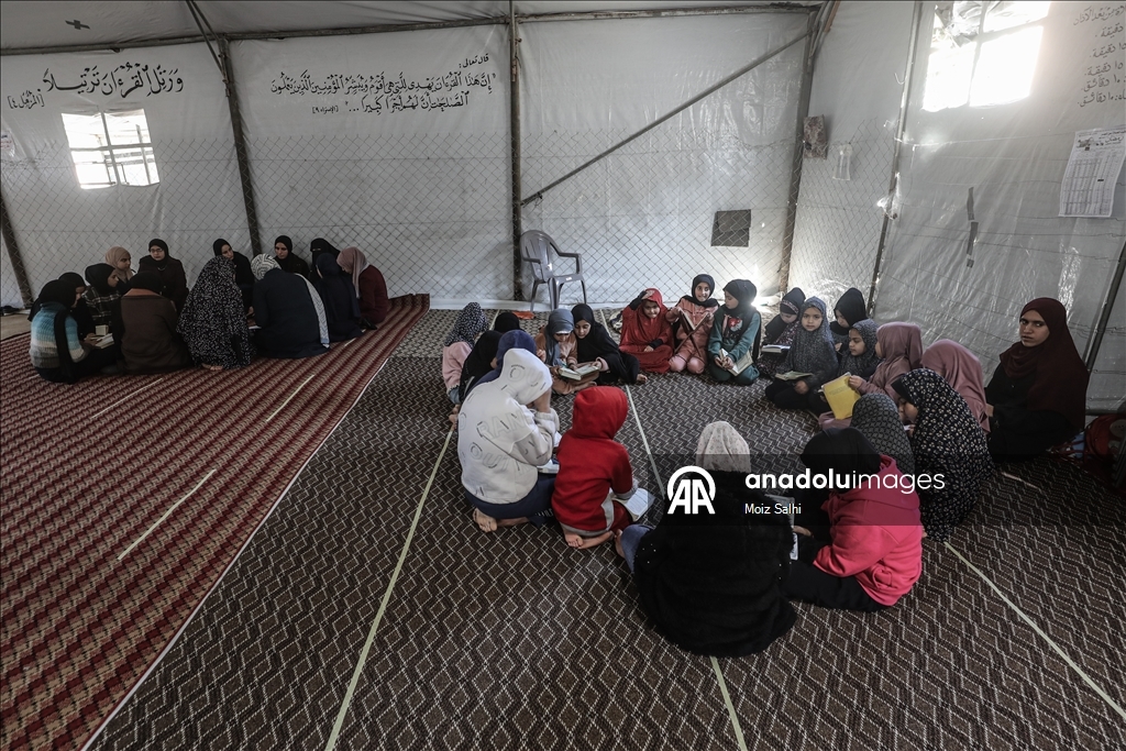 Filistinli çocuklar ramazan ayını yıkılan cami enkazında Kuran-ı Kerim okuyarak geçiriyor