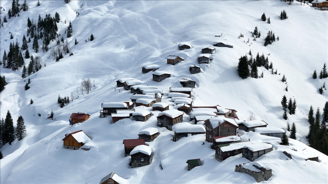 Rize'de Kaçkar Dağları ve yaylalardaki kar manzarası dronla görüntülendi