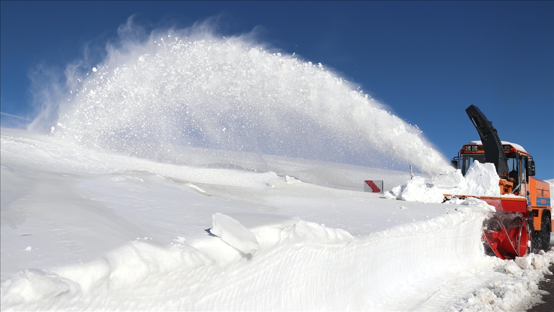 "Kar kaplanları", Ağrı-Kağızman kara yolunda metrelerce yükseklikteki karla mücadele ediyor
