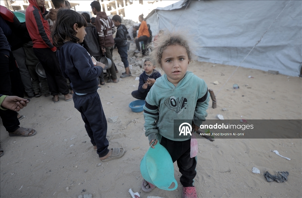 Gazze'de yerinden edilmiş Filistinlilere sıcak yemek dağıtımı yapıldı