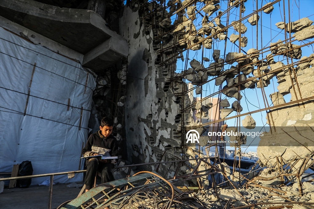 Filistinliler, ramazan ayını yıkılan cami enkazında Kuran-ı Kerim okuyarak geçiriyor
