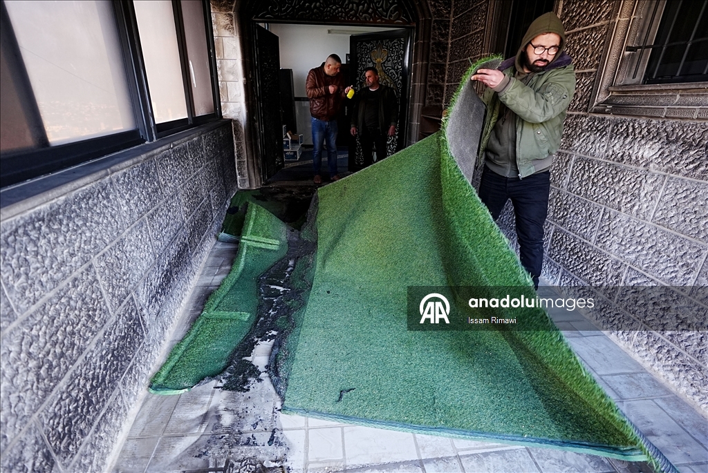 مستوطنون إسرائيليون يحرقون أجزاء من مسجد شمالي الضفة