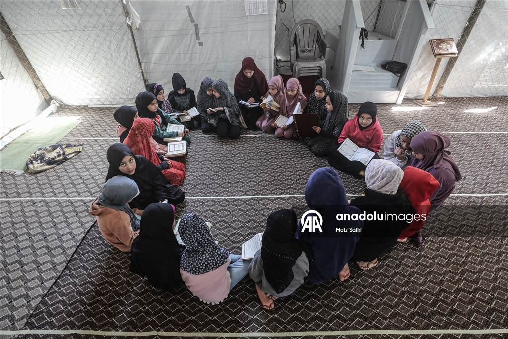 Палестинские дети проводят Рамазан, читая Коран среди руин разрушенной мечети