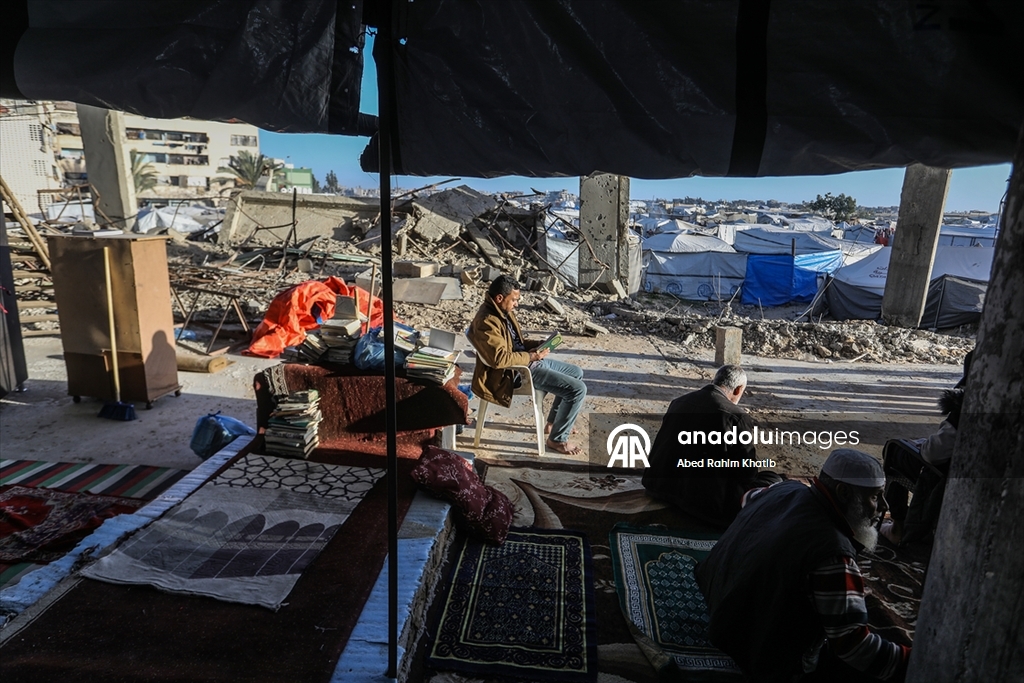 Filistinliler, ramazan ayını yıkılan cami enkazında Kuran-ı Kerim okuyarak geçiriyor