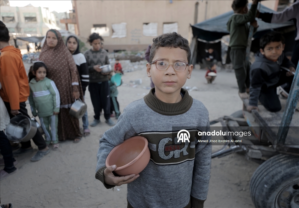 Gazze'de yerinden edilmiş Filistinlilere sıcak yemek dağıtımı yapıldı