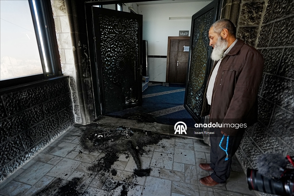مستوطنون إسرائيليون يحرقون أجزاء من مسجد شمالي الضفة