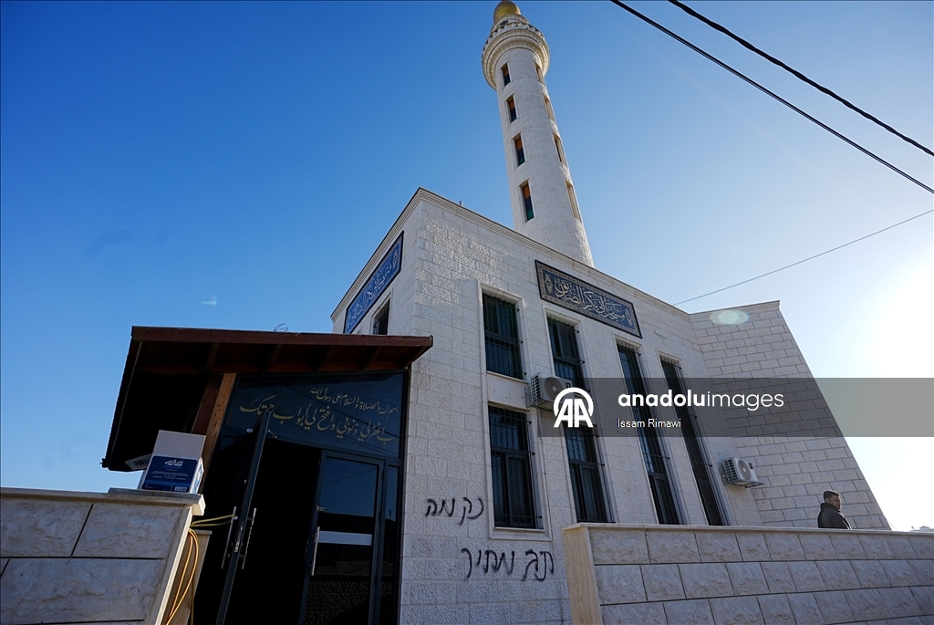 مستوطنون إسرائيليون يحرقون أجزاء من مسجد شمالي الضفة