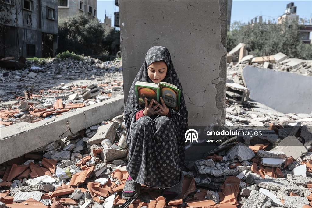 Палестинские дети проводят Рамазан, читая Коран среди руин разрушенной мечети