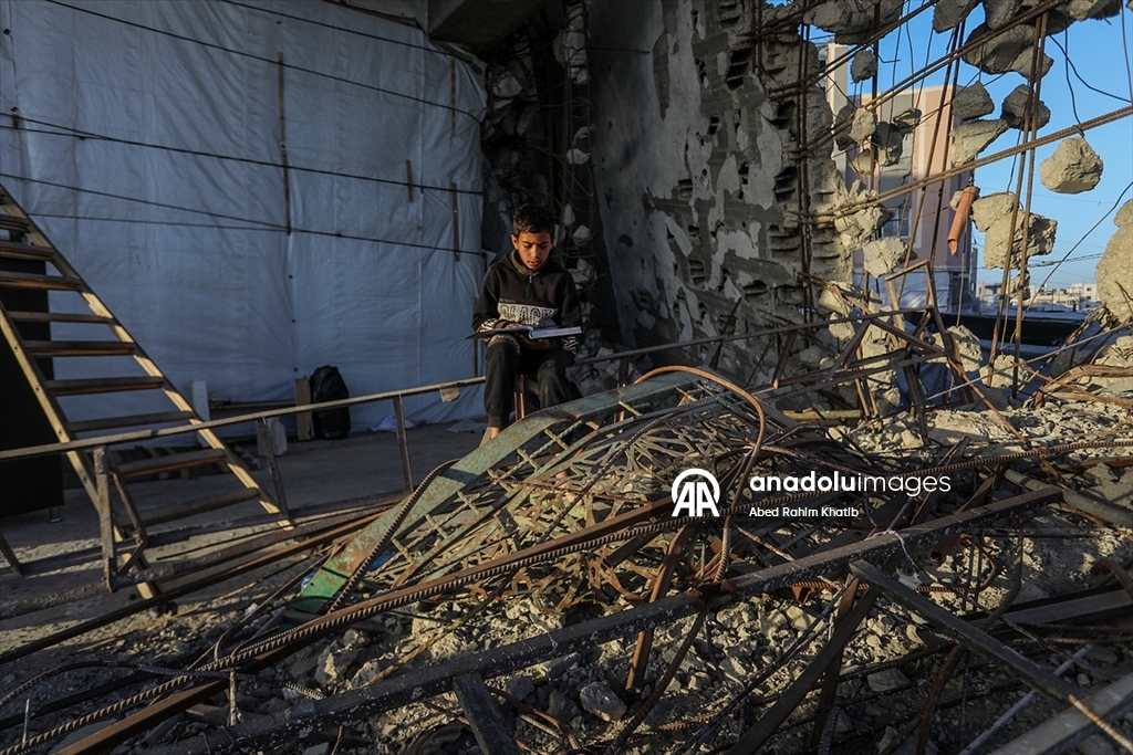 Filistinliler, ramazan ayını yıkılan cami enkazında Kuran-ı Kerim okuyarak geçiriyor