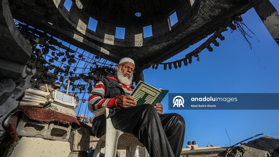 Filistinliler, ramazan ayını yıkılan cami enkazında Kuran-ı Kerim okuyarak geçiriyor