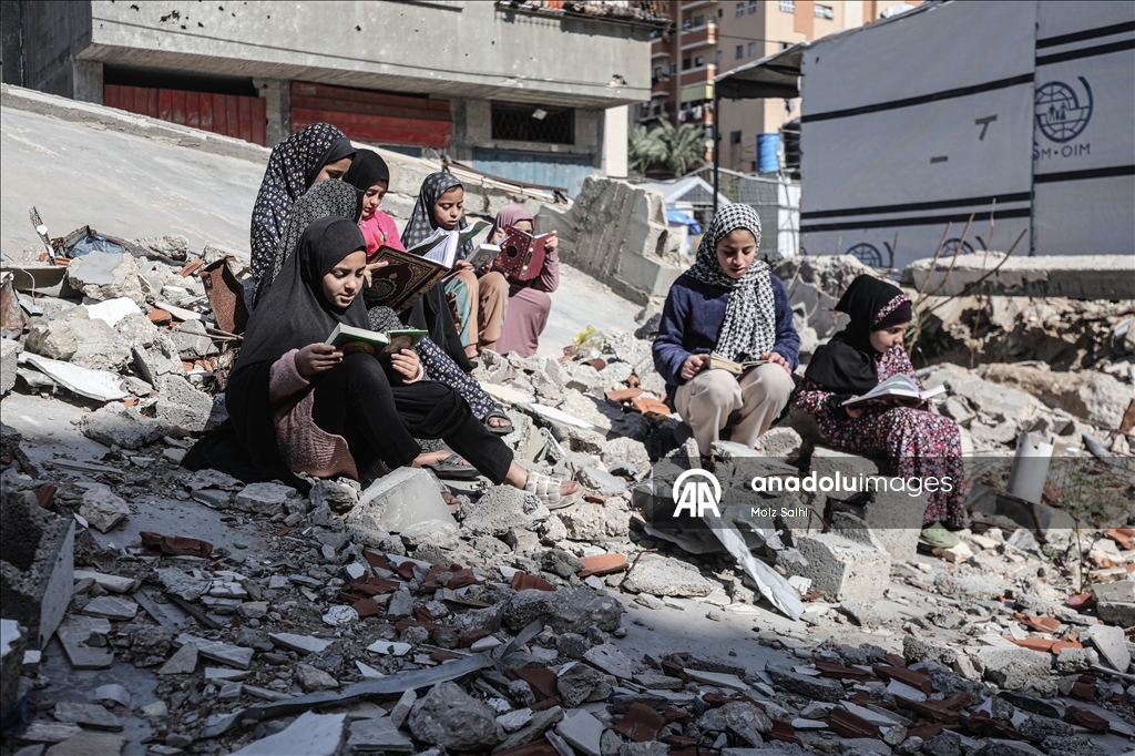 Палестинские дети проводят Рамазан, читая Коран среди руин разрушенной мечети