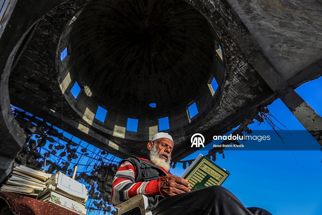 Filistinliler, ramazan ayını yıkılan cami enkazında Kuran-ı Kerim okuyarak geçiriyor