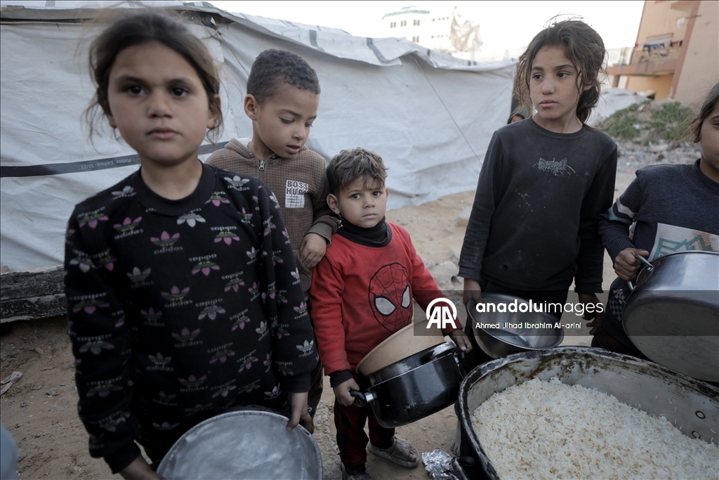 Gazze'de yerinden edilmiş Filistinlilere sıcak yemek dağıtımı yapıldı