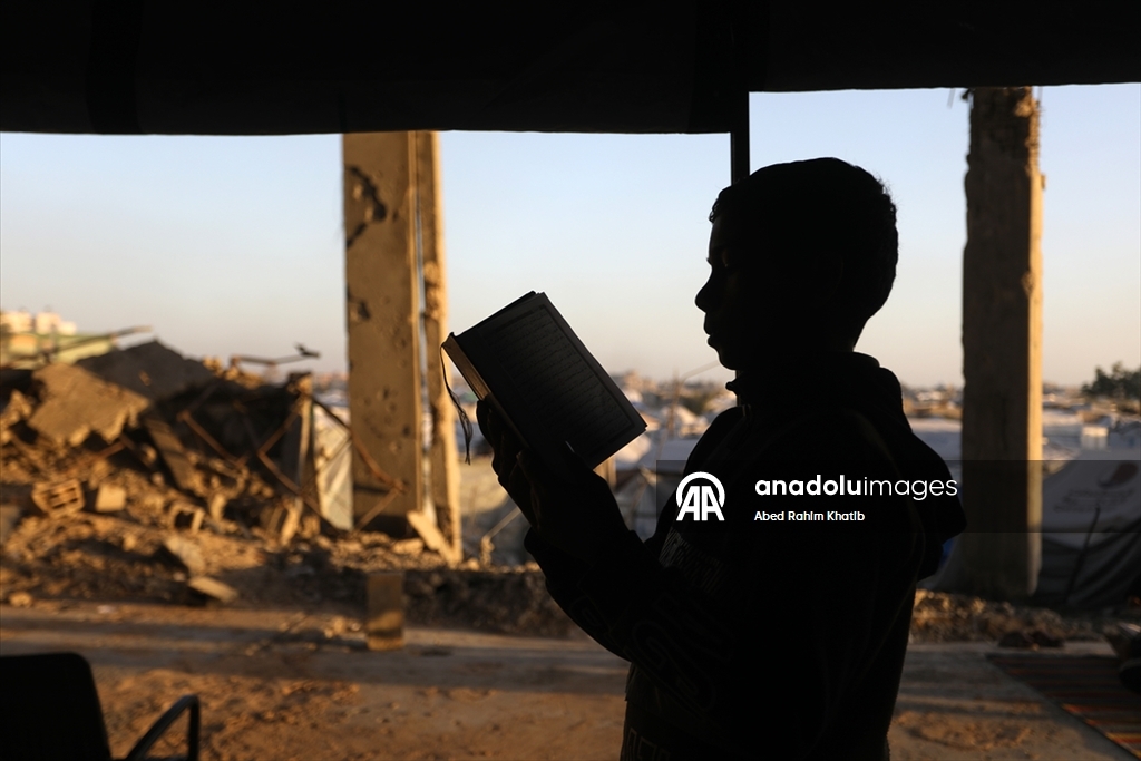 Filistinliler, ramazan ayını yıkılan cami enkazında Kuran-ı Kerim okuyarak geçiriyor