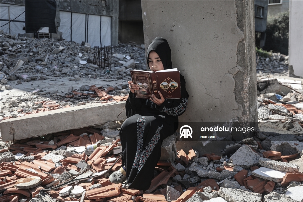 Палестинские дети проводят Рамазан, читая Коран среди руин разрушенной мечети