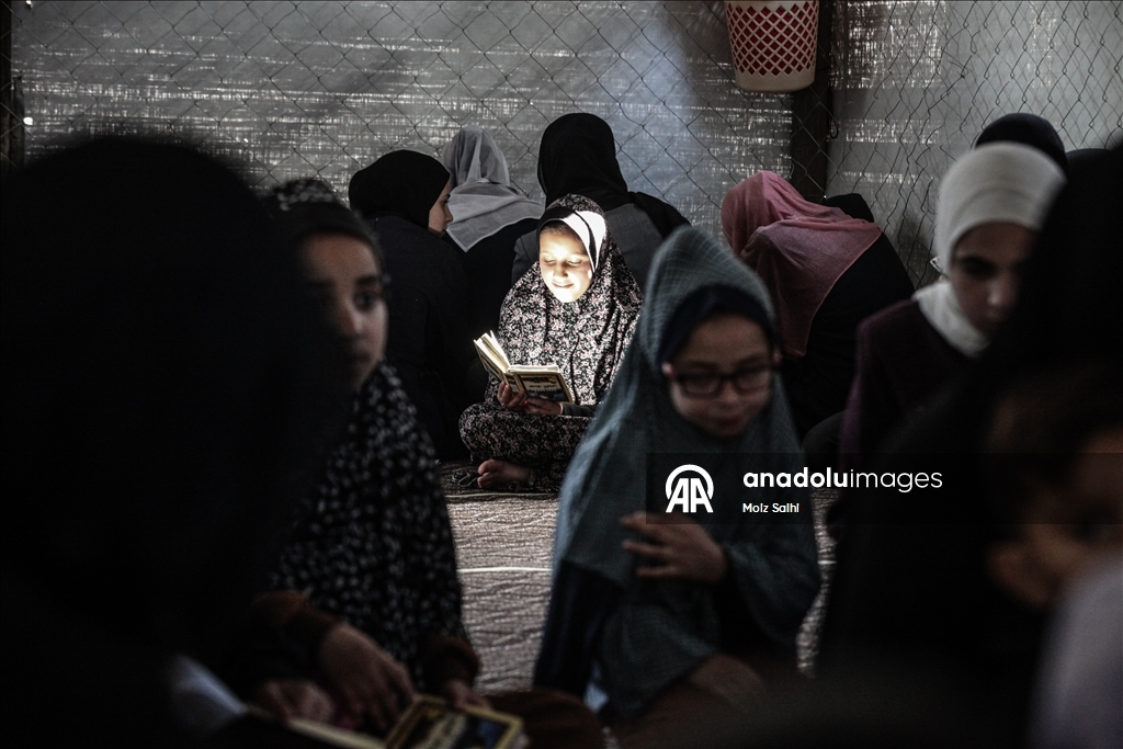 Палестинские дети проводят Рамазан, читая Коран среди руин разрушенной мечети