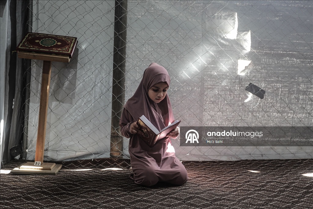 Палестинские дети проводят Рамазан, читая Коран среди руин разрушенной мечети