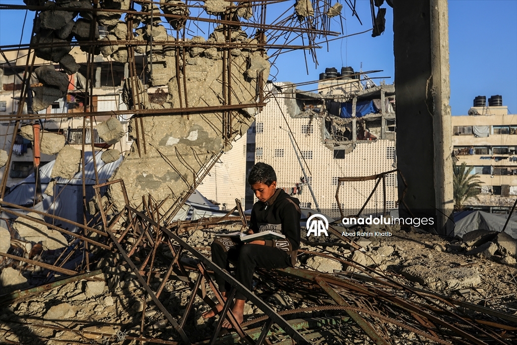 Filistinliler, ramazan ayını yıkılan cami enkazında Kuran-ı Kerim okuyarak geçiriyor