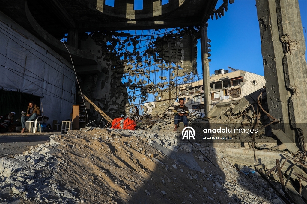 Filistinliler, ramazan ayını yıkılan cami enkazında Kuran-ı Kerim okuyarak geçiriyor