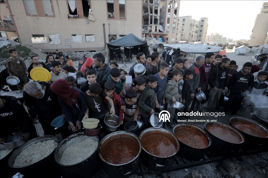 Gazze'de yerinden edilmiş Filistinlilere sıcak yemek dağıtımı yapıldı