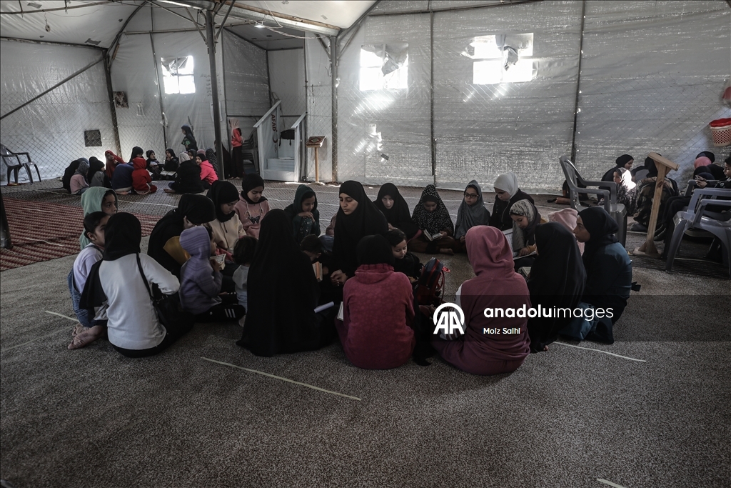 Палестинские дети проводят Рамазан, читая Коран среди руин разрушенной мечети