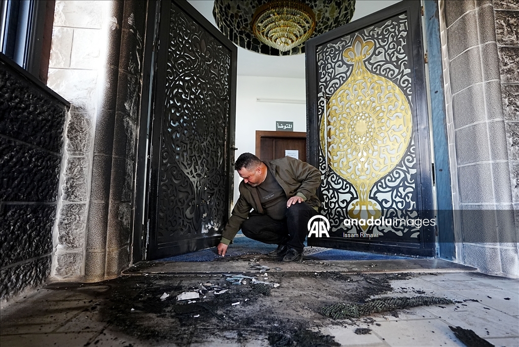 مستوطنون إسرائيليون يحرقون أجزاء من مسجد شمالي الضفة