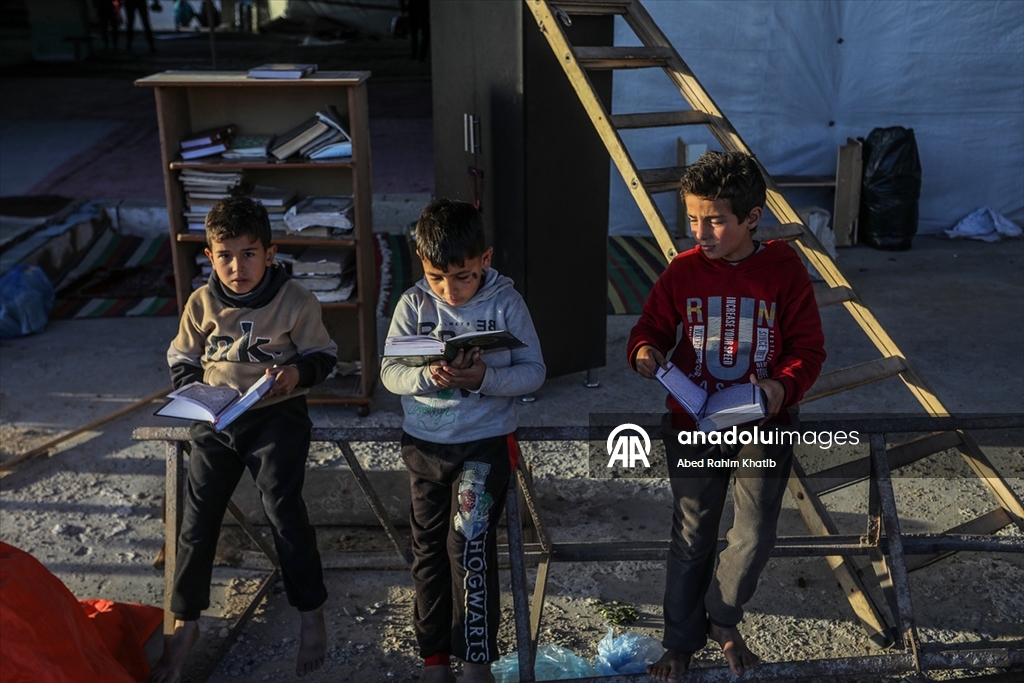 Filistinliler, ramazan ayını yıkılan cami enkazında Kuran-ı Kerim okuyarak geçiriyor