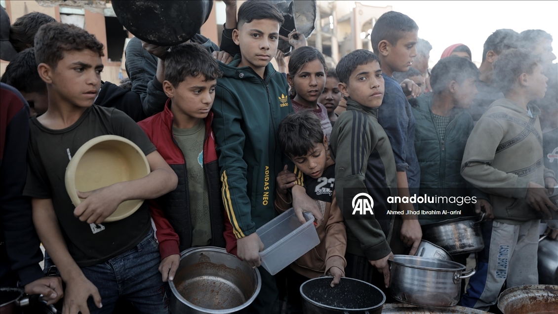 Gazze'de yerinden edilmiş Filistinlilere sıcak yemek dağıtımı yapıldı