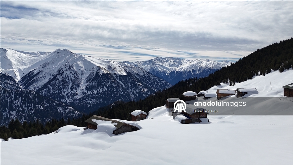 Снежные пейзажи гор Качкар и плато в турецком Ризе засняли с дрона