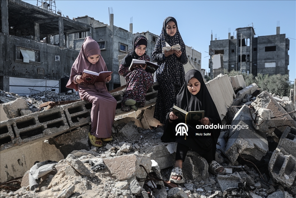 Палестинские дети проводят Рамазан, читая Коран среди руин разрушенной мечети