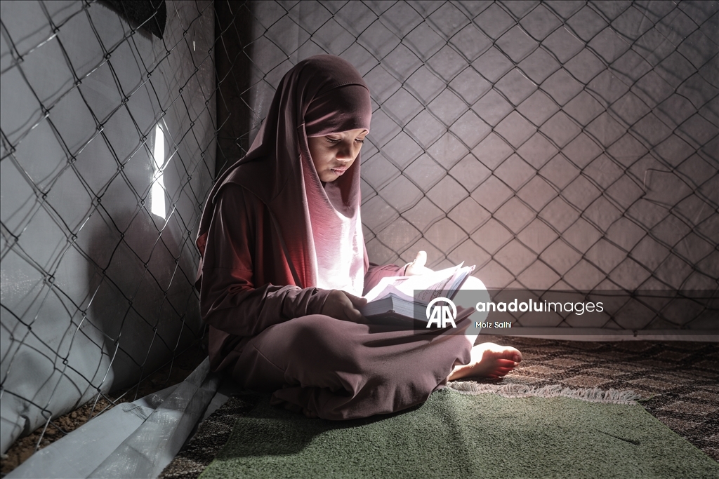 Палестинские дети проводят Рамазан, читая Коран среди руин разрушенной мечети