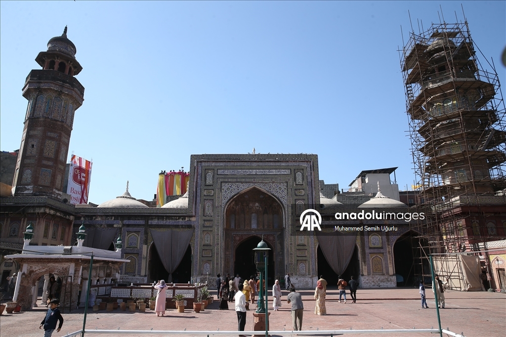 Babürlerin motifleriyle ünlü mabedi: Vezir Han Camisi