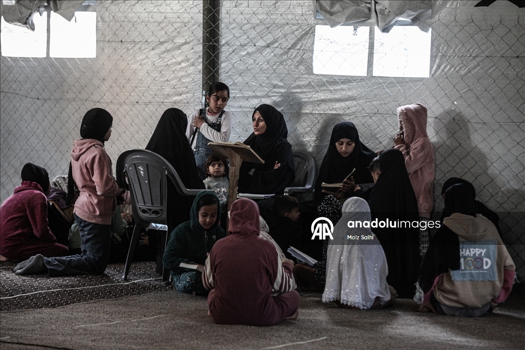 Палестинские дети проводят Рамазан, читая Коран среди руин разрушенной мечети