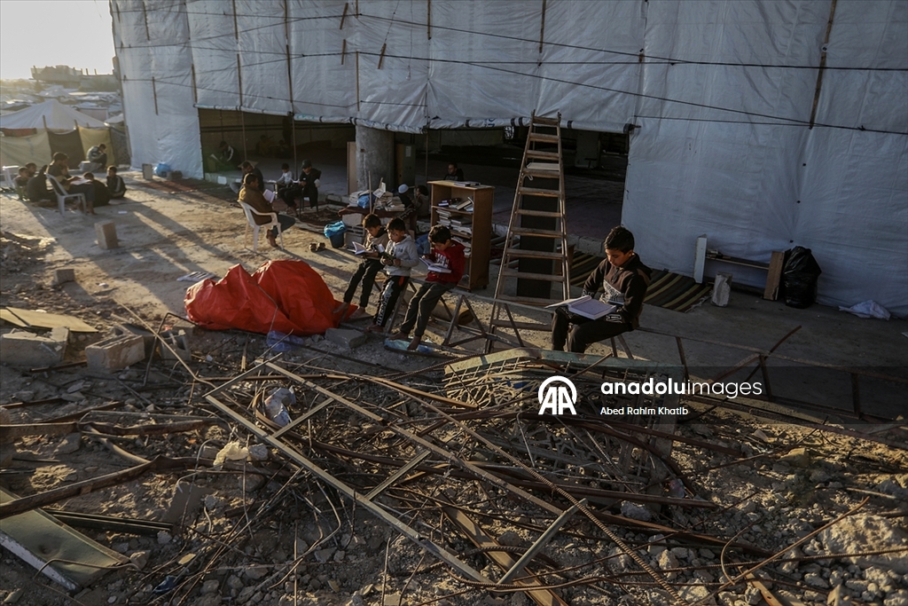 Filistinliler, ramazan ayını yıkılan cami enkazında Kuran-ı Kerim okuyarak geçiriyor