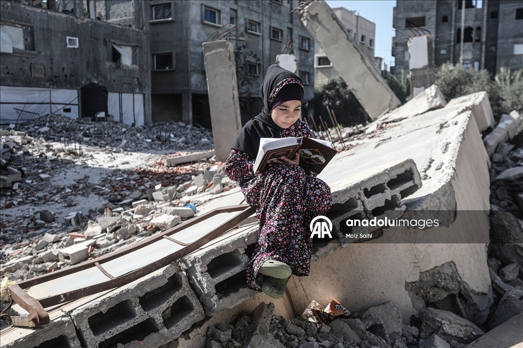 Палестинские дети проводят Рамазан, читая Коран среди руин разрушенной мечети