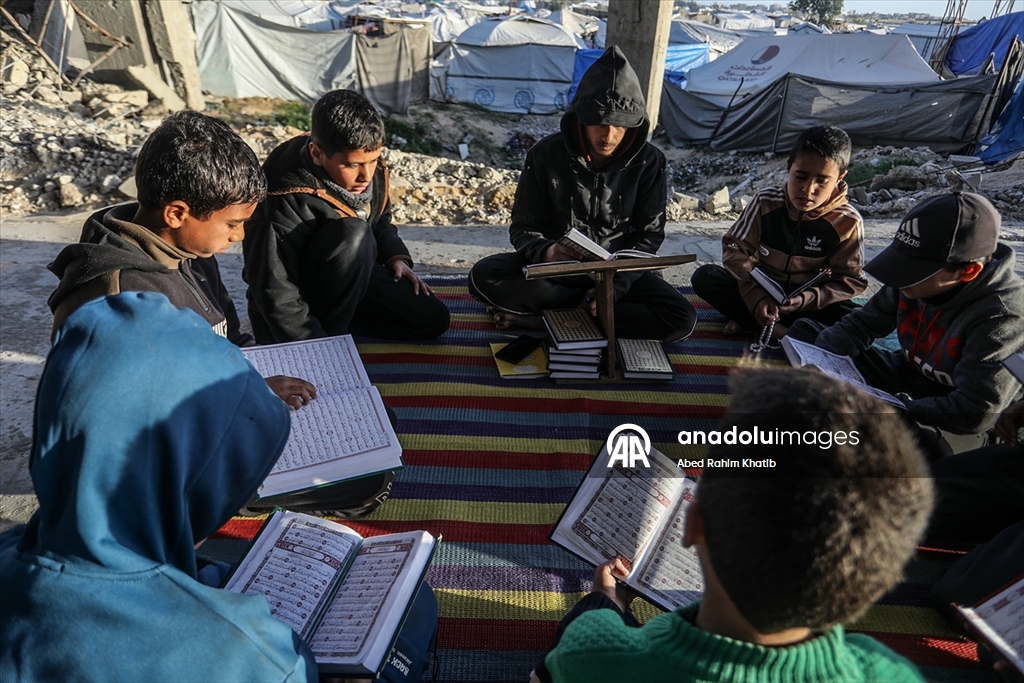 Filistinliler, ramazan ayını yıkılan cami enkazında Kuran-ı Kerim okuyarak geçiriyor