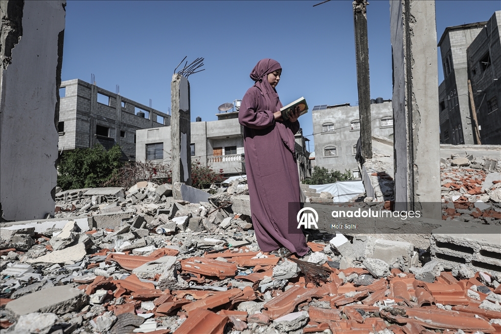 Палестинские дети проводят Рамазан, читая Коран среди руин разрушенной мечети