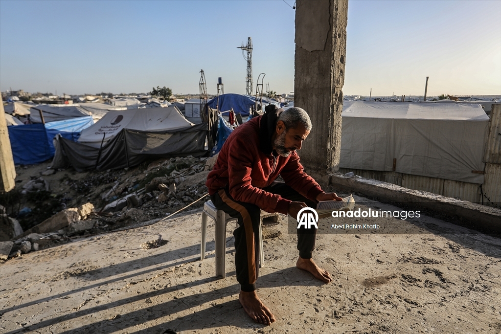 Filistinliler, ramazan ayını yıkılan cami enkazında Kuran-ı Kerim okuyarak geçiriyor