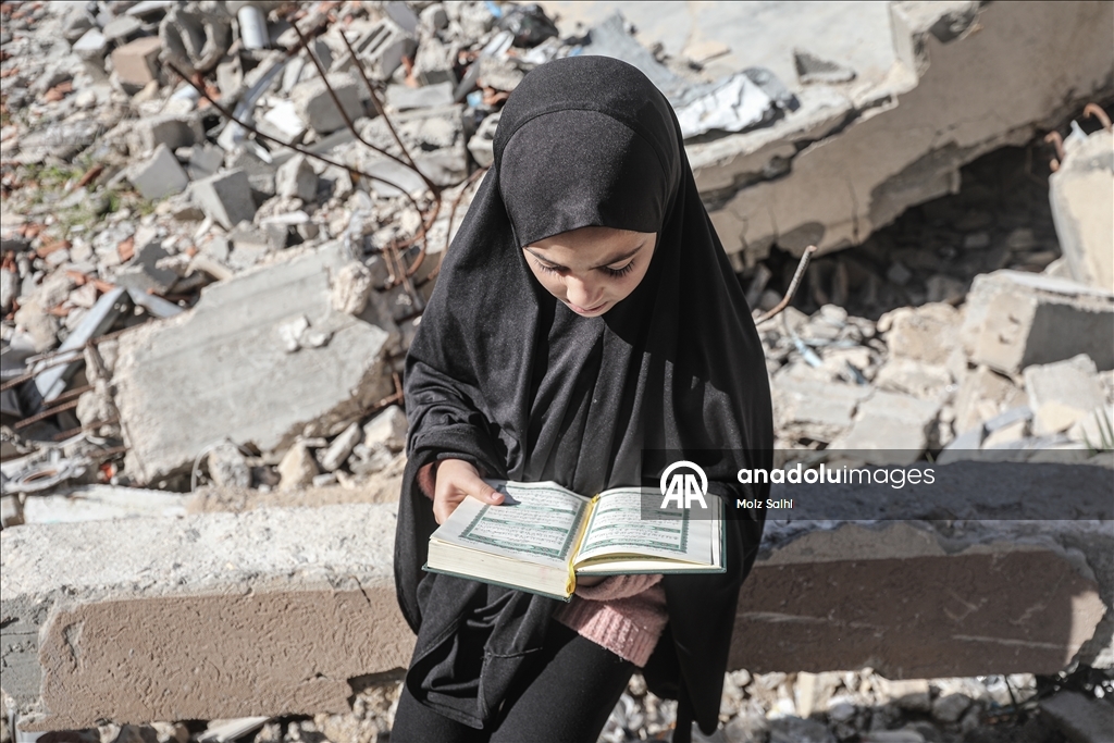 Палестинские дети проводят Рамазан, читая Коран среди руин разрушенной мечети