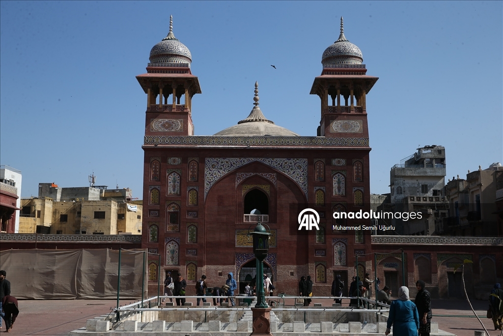 Babürlerin motifleriyle ünlü mabedi: Vezir Han Camisi
