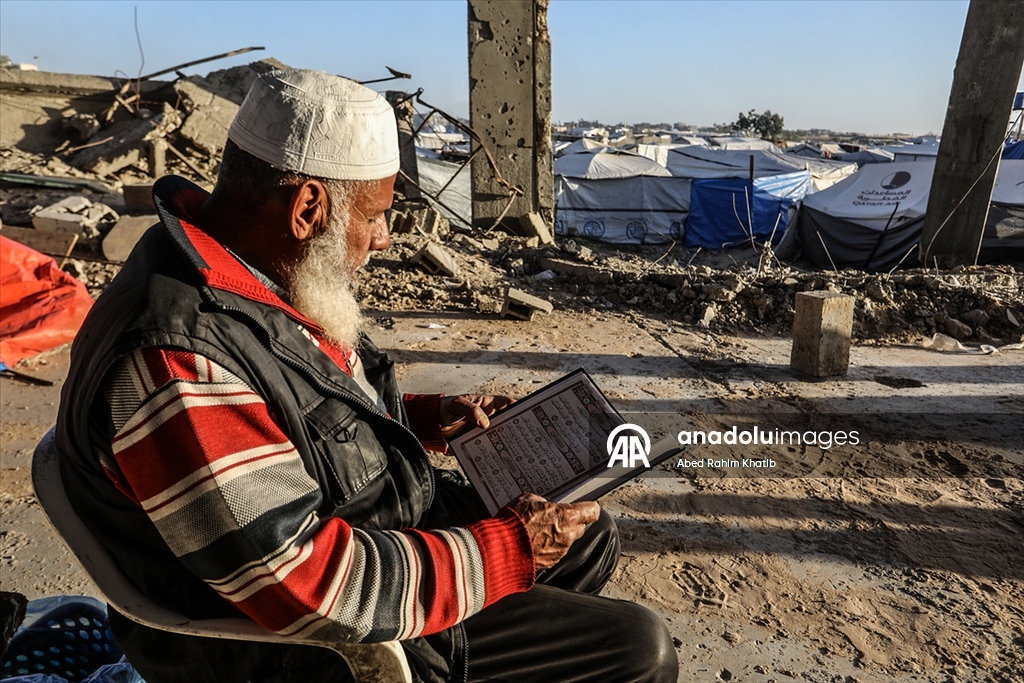 Filistinliler, ramazan ayını yıkılan cami enkazında Kuran-ı Kerim okuyarak geçiriyor