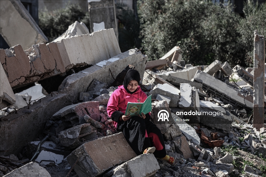 Палестинские дети проводят Рамазан, читая Коран среди руин разрушенной мечети