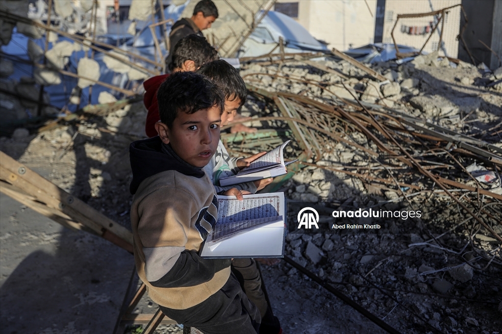 Filistinliler, ramazan ayını yıkılan cami enkazında Kuran-ı Kerim okuyarak geçiriyor